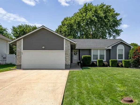 654 SE Canterbury Ln, Lees Summit, MO 64063