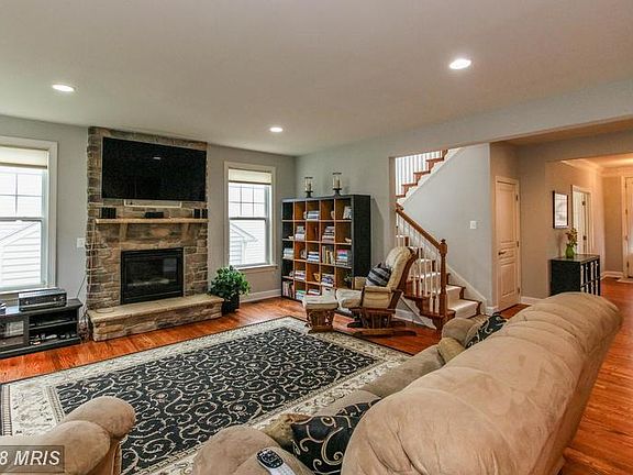 Bright, open floor plan with hdwd flooring thruout