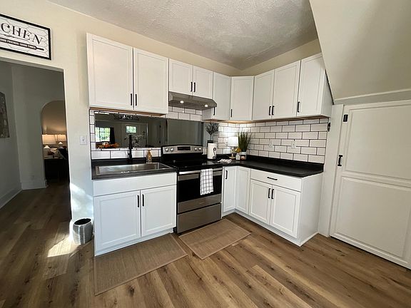 4th image of 216 6th St NE
