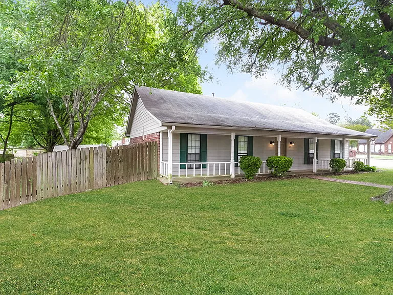 6708 Henredon Dr — Photo 2