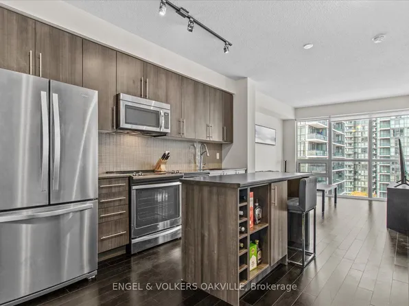 510 Curran Pl #1105, Mississauga, ON L5B 0J8