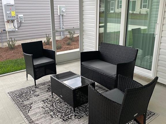 Lanai seats 4.