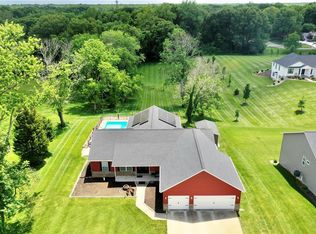 302 Edwards Dr, Glen Carbon, IL