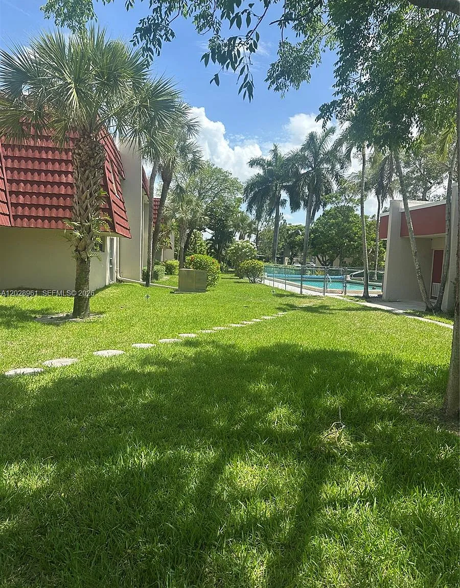 Entrada Condominium I — Photo 1