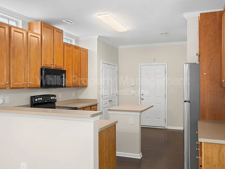 1141 Hammond Dr — Photo 10