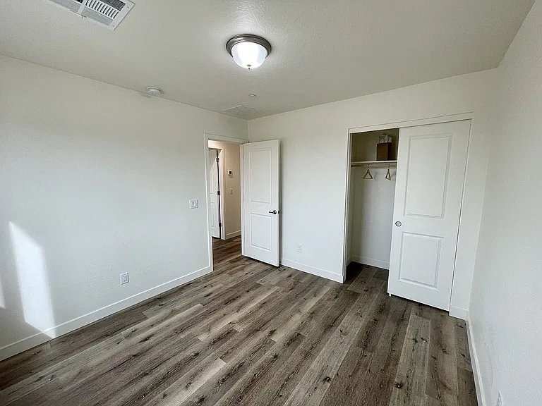 11 E Dobbins Rd — Photo 25
