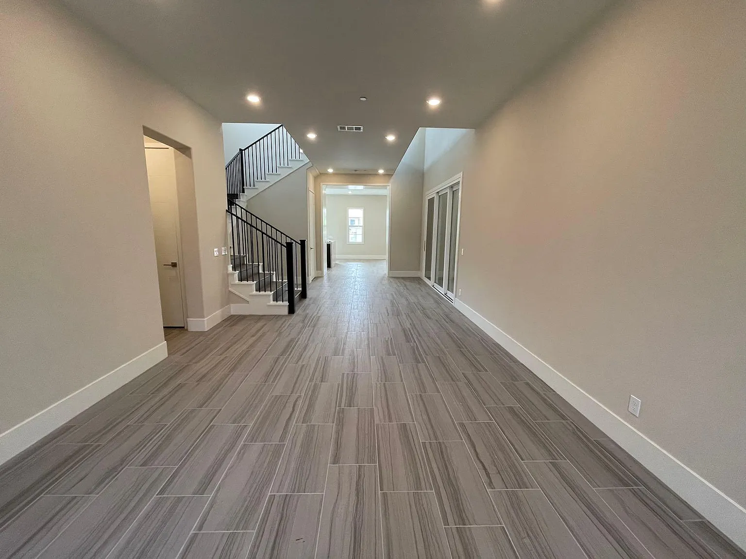 4 bed, 4.5 bath, 4916 sqft, $11,000 — Photo 3