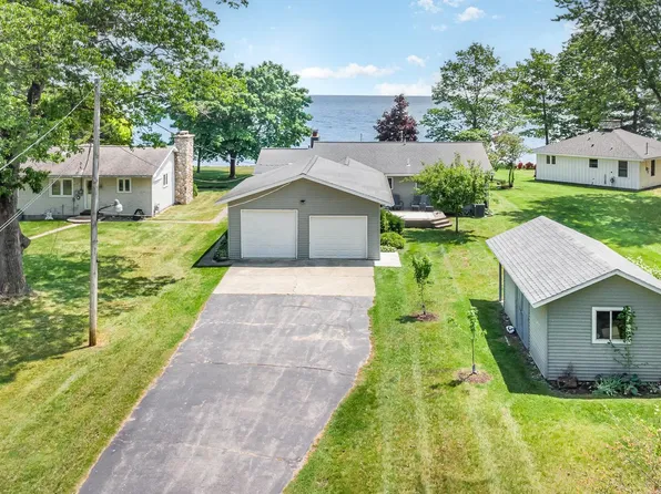 1353 S Bay Dr, Tawas City, MI 48763