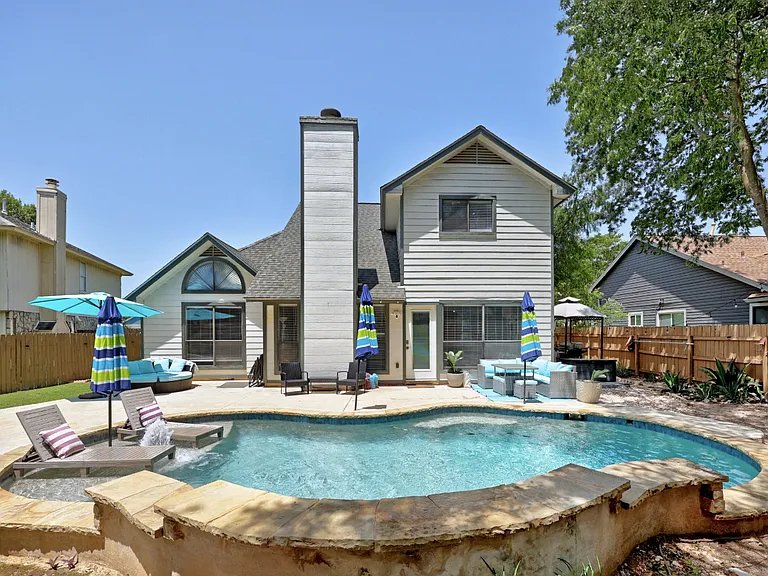 402 Oakcrest Dr — Photo 1