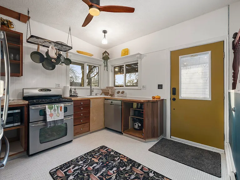 1132 E 21st St — Photo 33