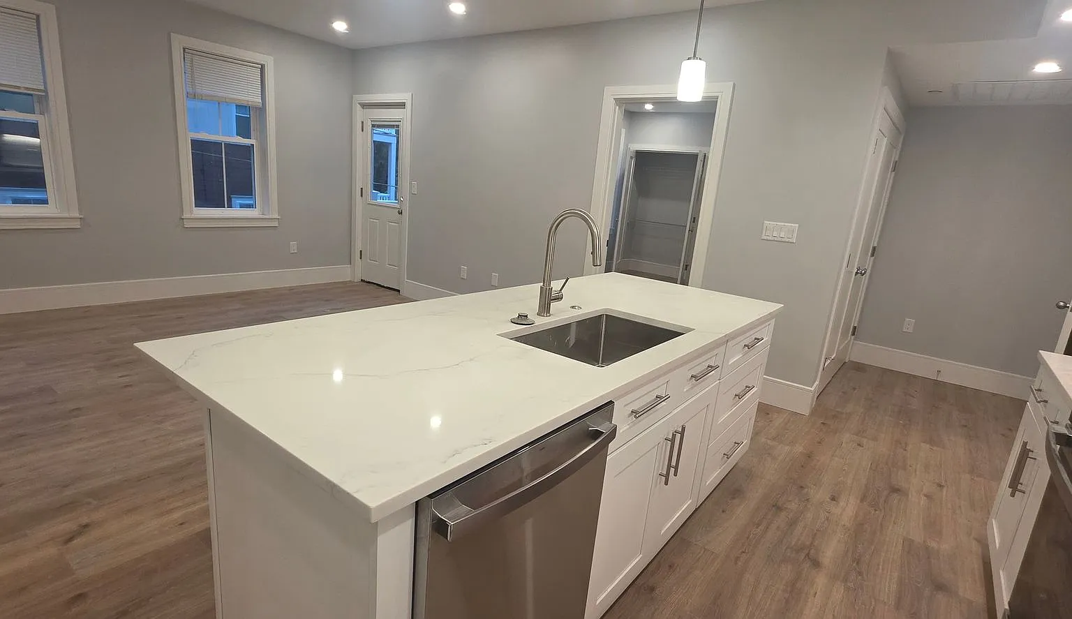 Get $1,000 On Closing! No Fee Brand New Luxury Construction, Laundry In Unit, Parking Included — Photo 2