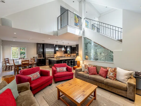 2817 Clifftop Ln, Whistler, BC V8E 0A8