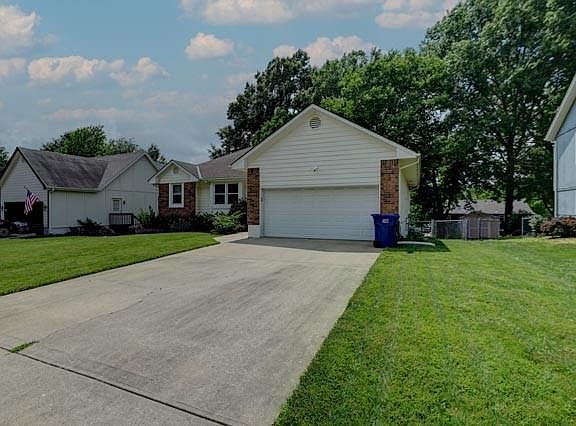 3rd image of 816 NE Bristol Dr
