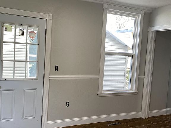 3rd image of 909 Thornton St