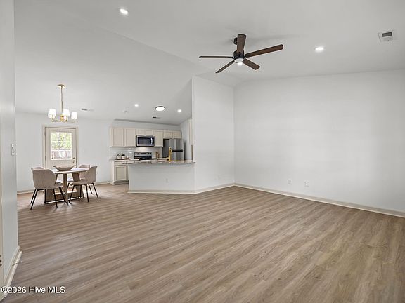 4th image of 100 Woodbury Farm Drive