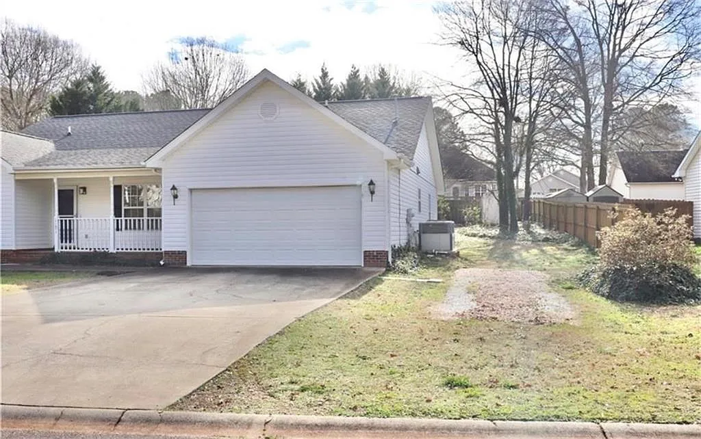 4 bed, 2.0 bath, $2,150 — Photo 2