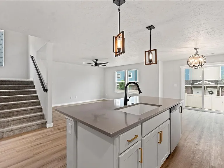 2741 E Jasmine St — Photo 21