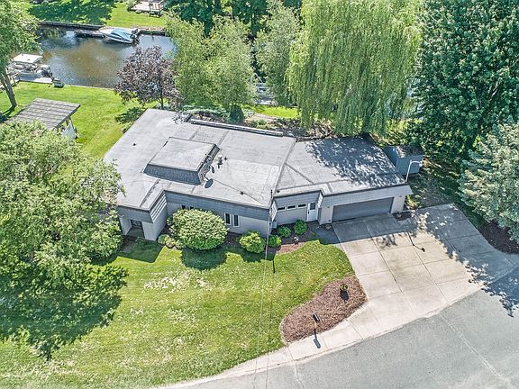 4th image of 2027 Island Dr