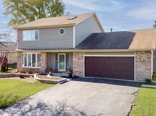 40 Rodenburg Rd, Roselle, IL 60172