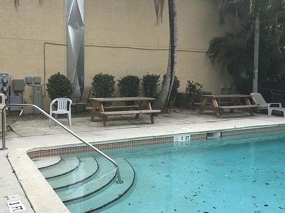 3rd image of 4302 Santa Barbara Blvd APT 13