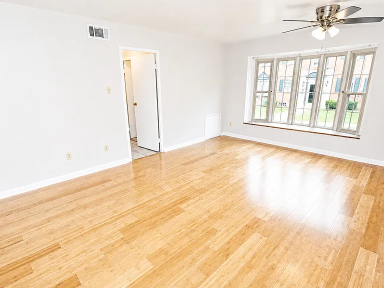 Hardwood 1-Bed With Bay Window