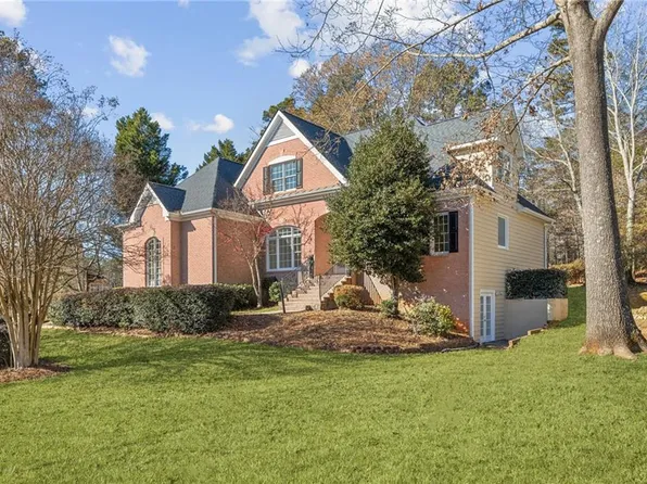 534 Emerald Lake Ln, Sugar Hill, GA 30518