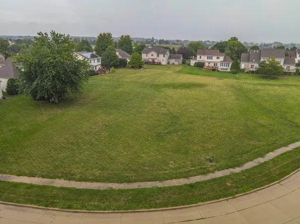 69 Pebblebrook Ct, Bloomington, IL 61705