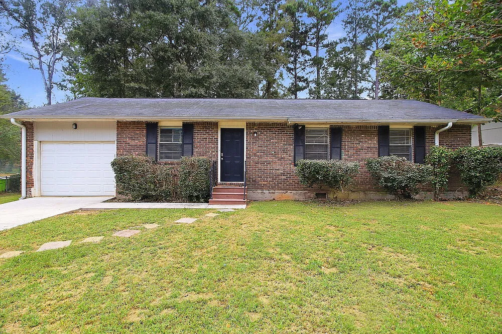 3 bed, 1.5 bath, 1050 sqft, $1,635 — Photo 1