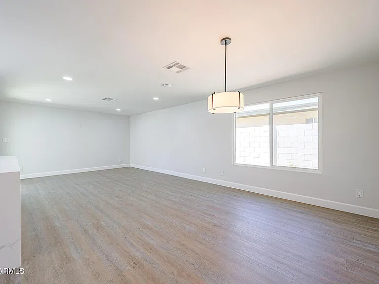 11202 N 43rd Dr — Photo 7
