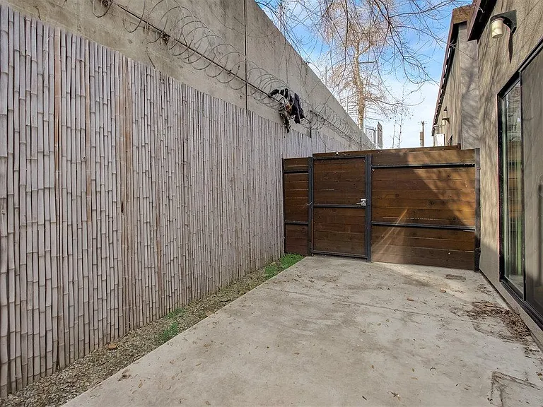 421 N Vendome St #1/2 — Photo 23