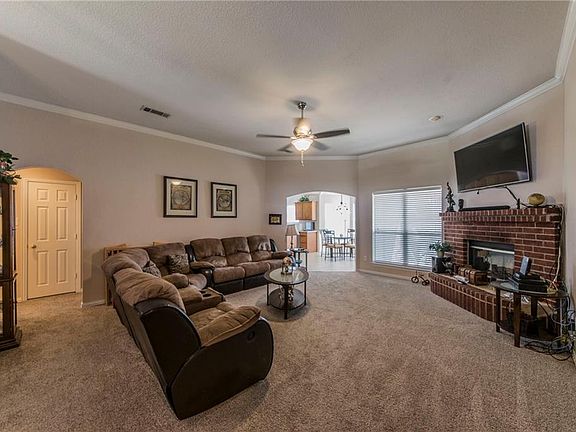 5th image of 302 Willow Creek Dr