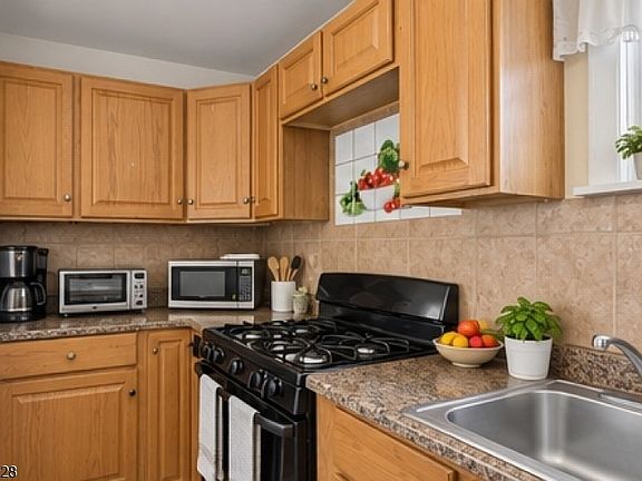 5th image of 246 Spring St