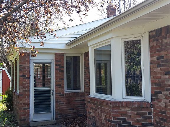 Enclosed porch, ceiling fan 