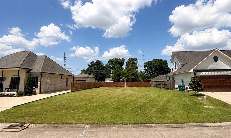 1st image of 245 Oak Dale Dr