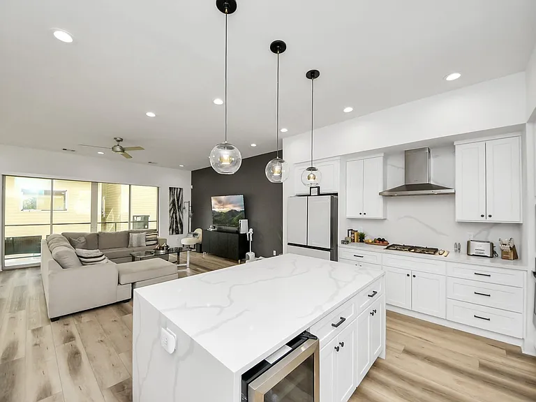 1044 W 17th St — Photo 24