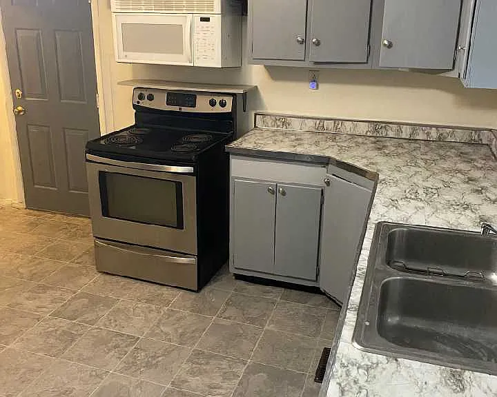 1740 Doulton Ave — Photo 3