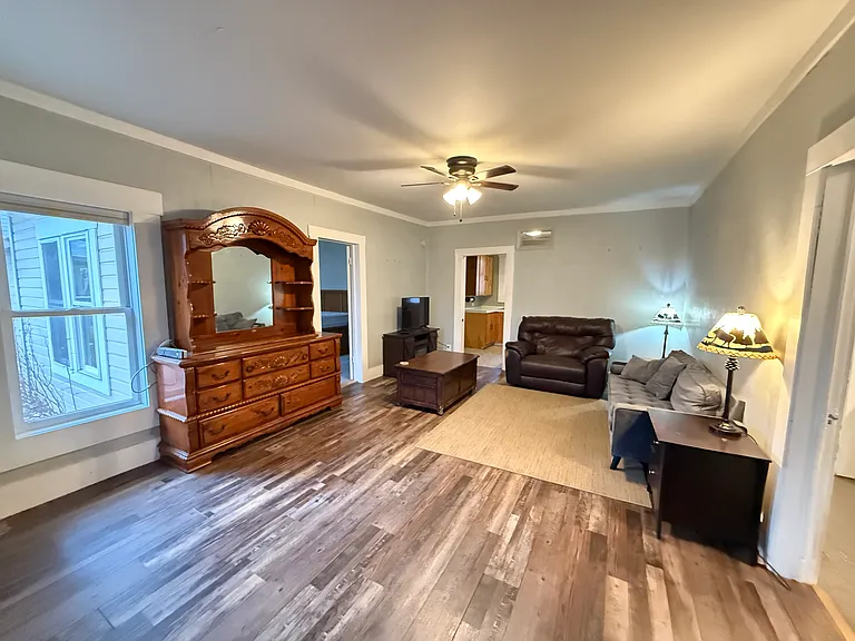 546 Barclay St — Photo 2