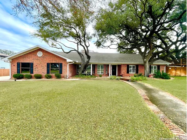 1035 MALONE DR, Devine, TX 78016
