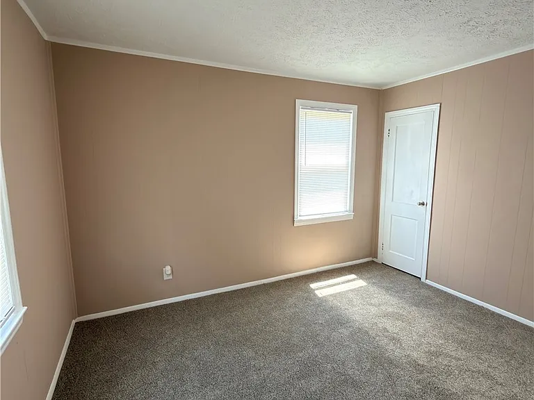 200 Roxie Ave — Photo 17