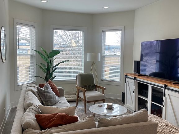 4th image of 1967 W Balmoral Ave #2