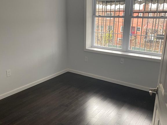 4th image of 926 E 221st St #2