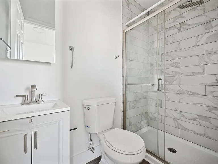 6143 Glenmore Ave — Photo 8