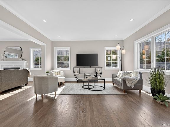 5th image of 208 Cow Neck Road