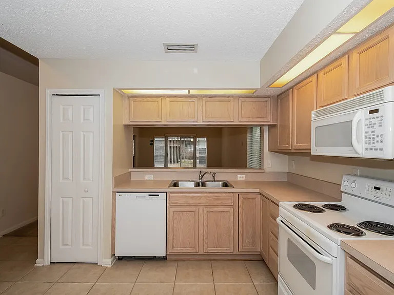 3256 Ayrshire St — Photo 8