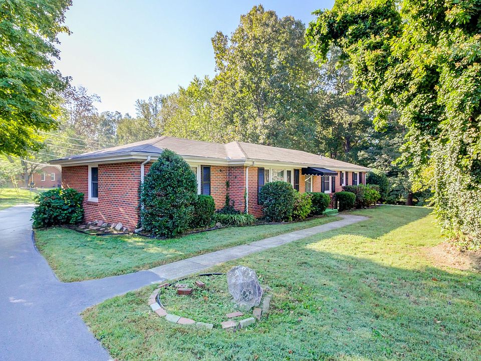 1st image of 121 Maxwell Dr