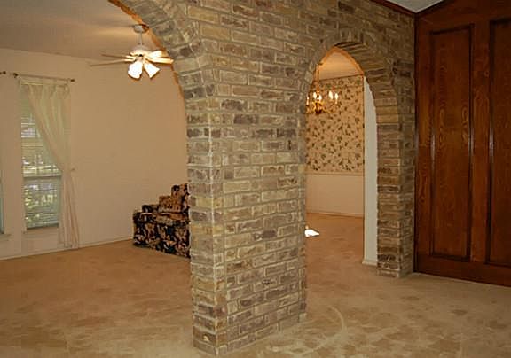 5th image of 3033 Creekbend Dr