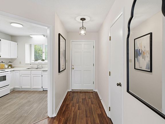 5th image of 127 Essex Dr