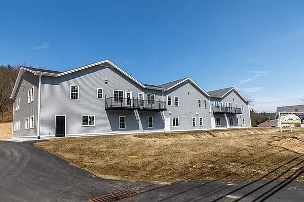 2 bed, 902 sqft, $2,575 — Photo 1