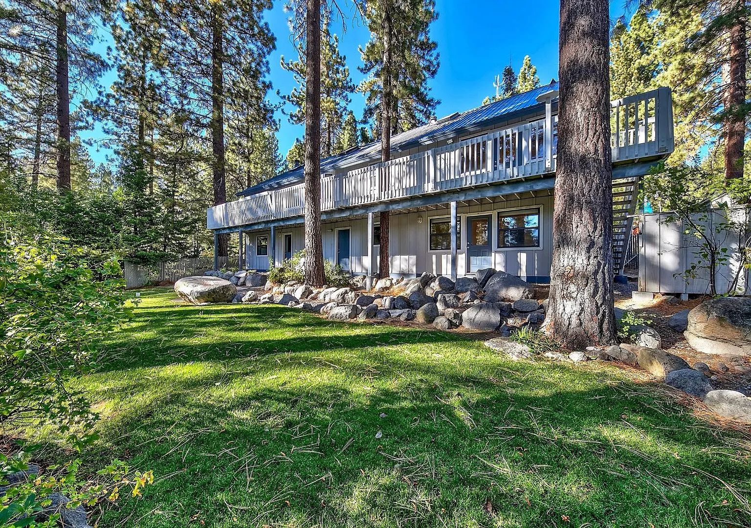 "Minnow's Run" ~ Top Floor Unit of Triplex with Private Deck, Wood Burning Fireplace & Fenced Bac... — Photo 3