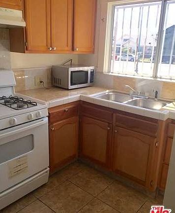 4th image of 1355 W 49th St